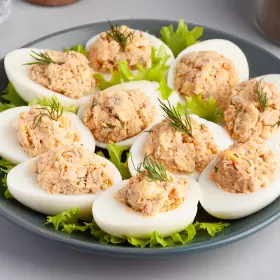Яйца с рыбными консервами
