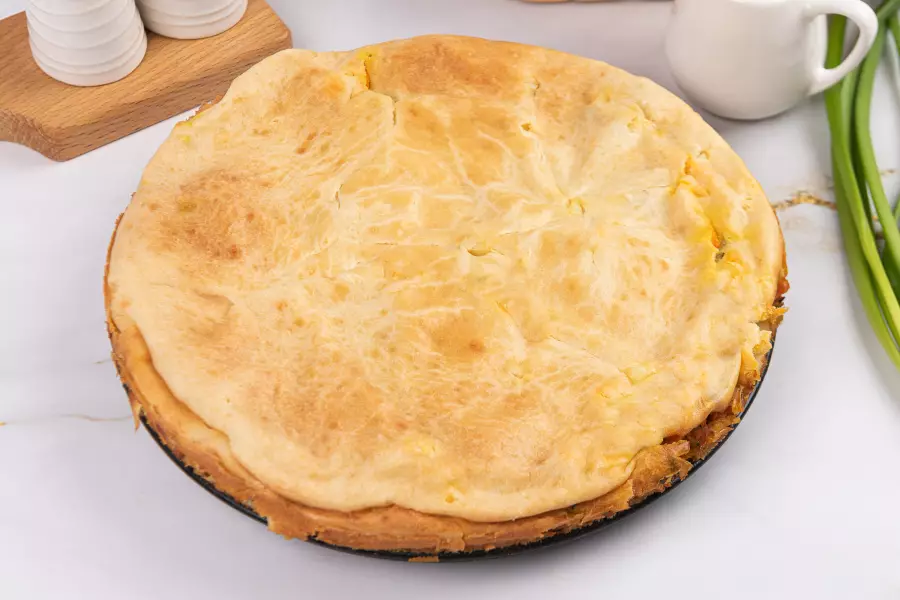 Готовое блюдо заливной пирог с луком и яйцом