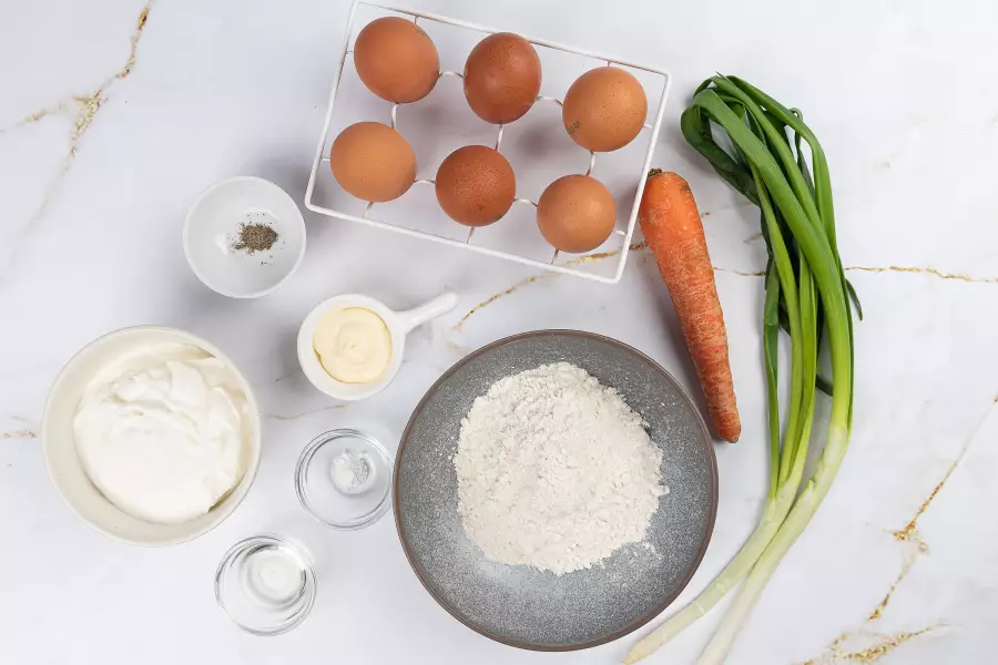 Ингредиенты для рецепта заливной пирог с луком и яйцом