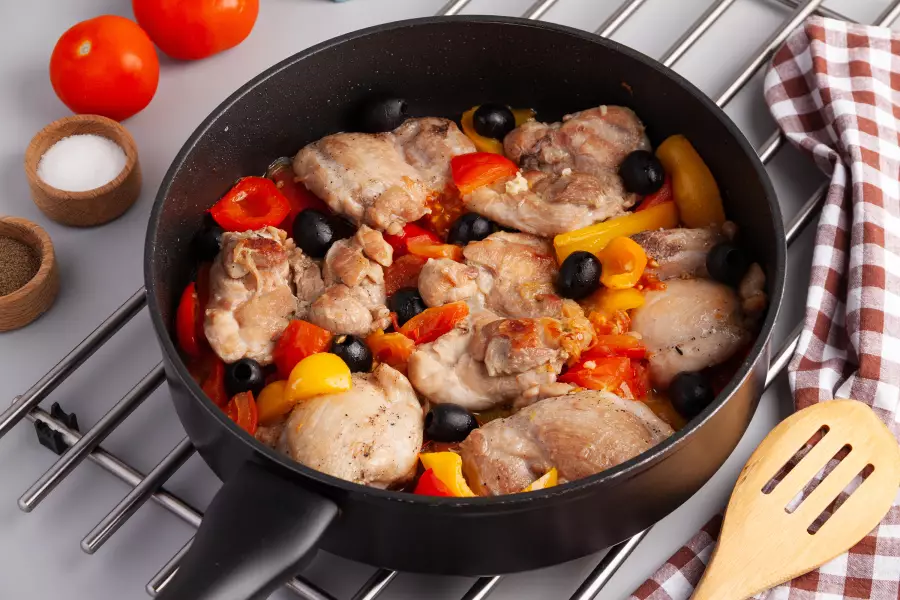 Готовое блюдо курица с овощами на сковороде