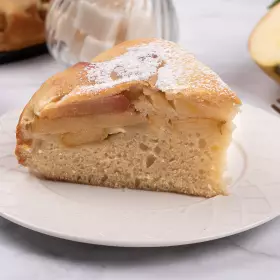 Шарлотка на кефире с яблоками