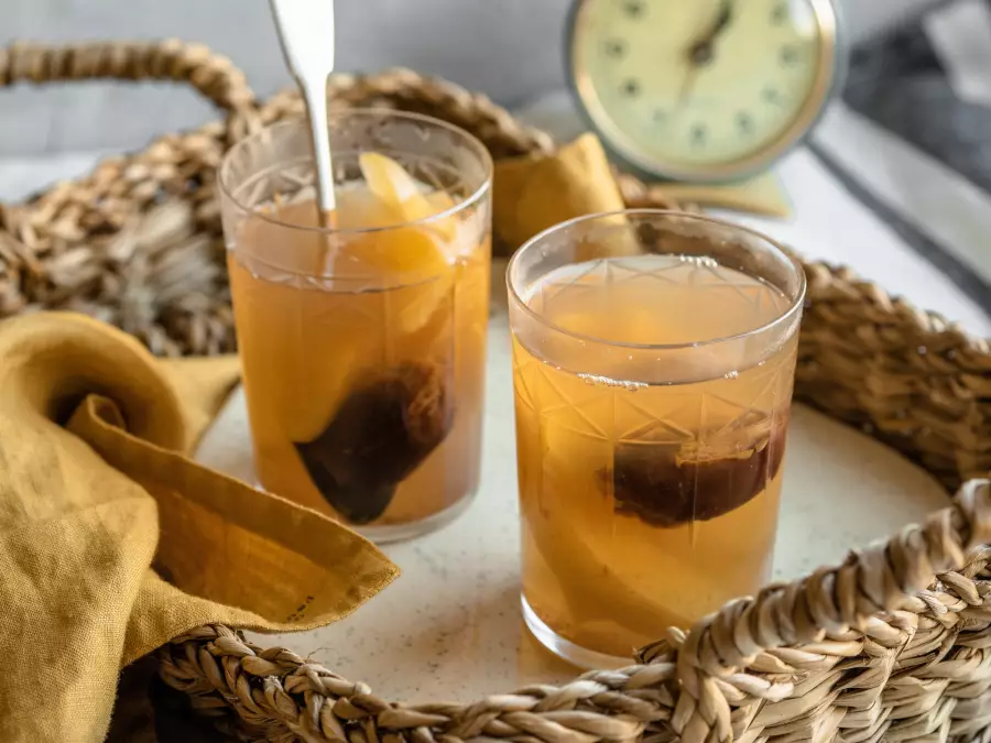 Компот из яблок с финиками