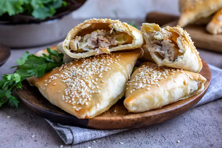 Готовое блюдо самса с курицей
