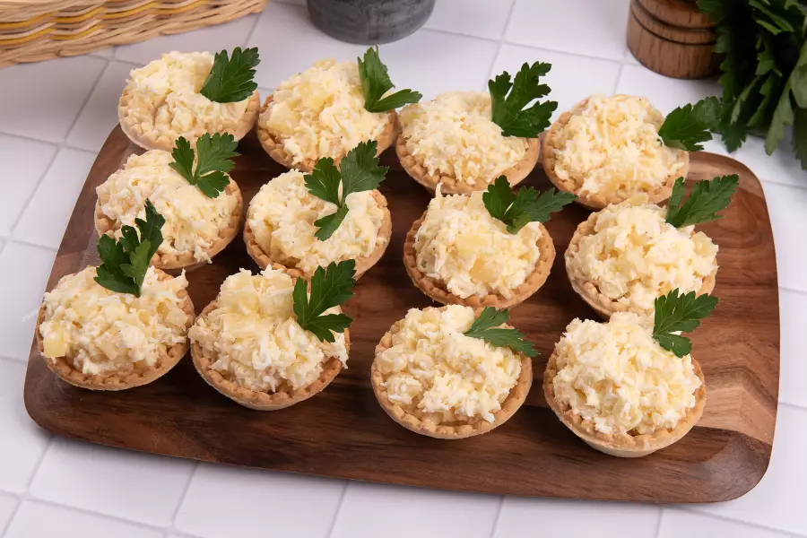Готовое блюдо салат с ананасами, яйцами и сыром