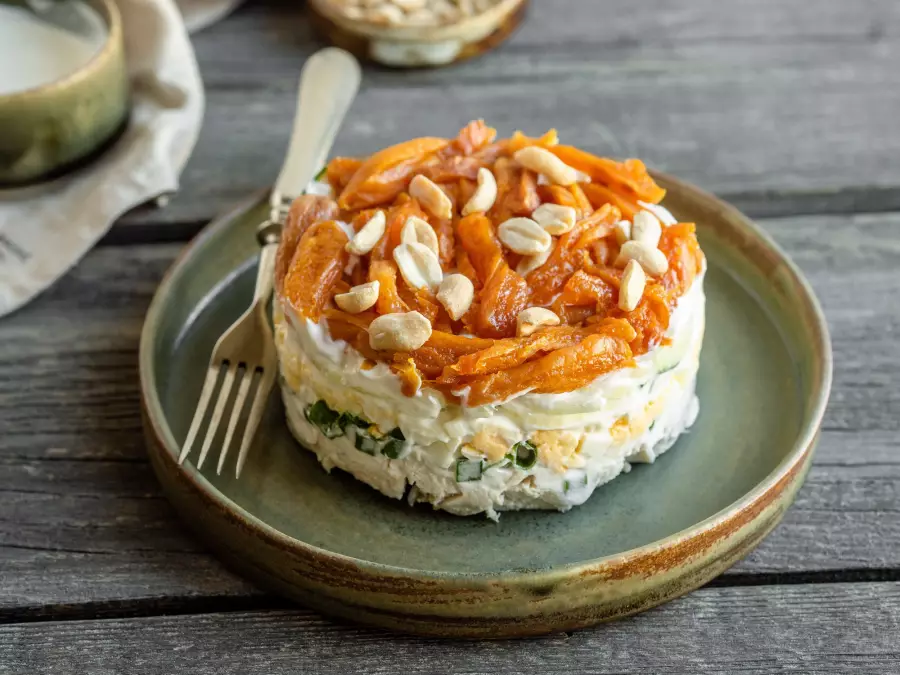 Готовое блюдо слоёный салат с курицей и курагой