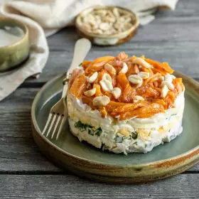 Слоёный салат с курицей и курагой