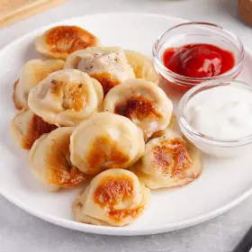 Жареные пельмени на сковороде