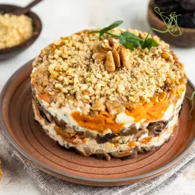 Салат с черносливом и грецким орехом