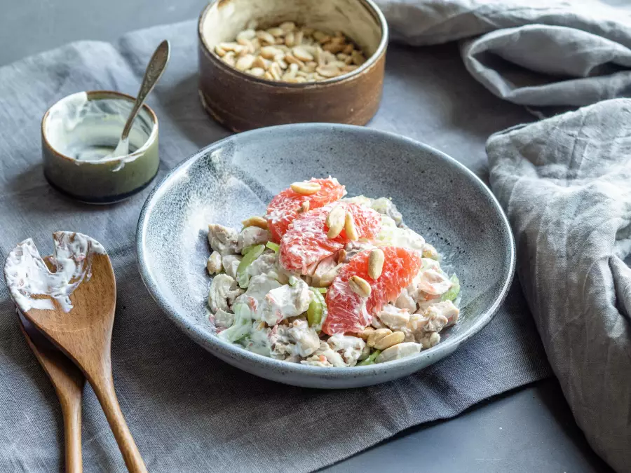 Готовое блюдо салат с курицей и грейпфрутом