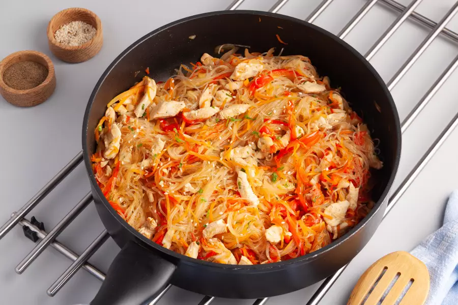 Готовое блюдо фунчоза с курицей