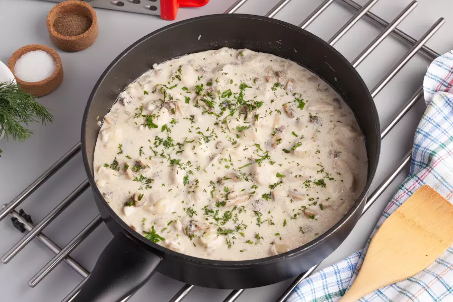 Готовое блюдо курица с грибами и сыром