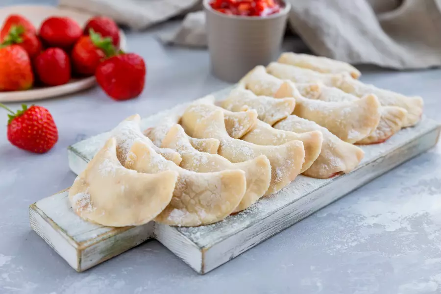 Готовое блюдо вареники с клубникой