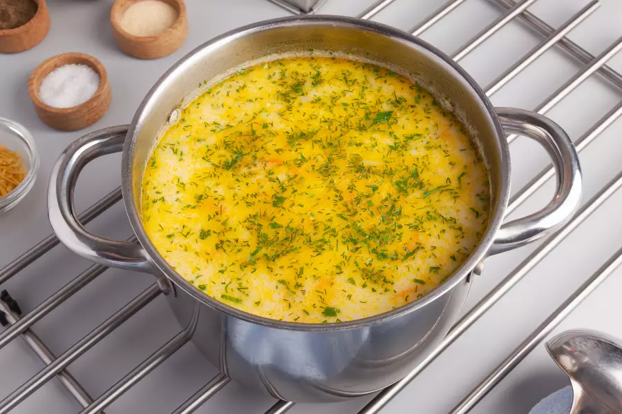 Готовое блюдо суп с сыром и курицей