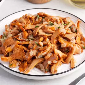 Лисички с луком на сковороде