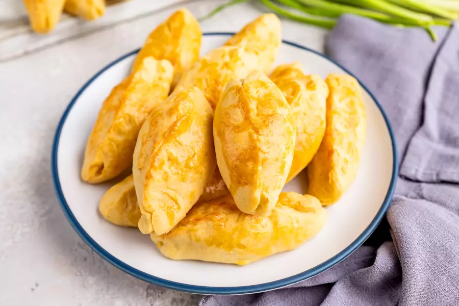 Готовое блюдо пирожки с рисом, луком и яйцом