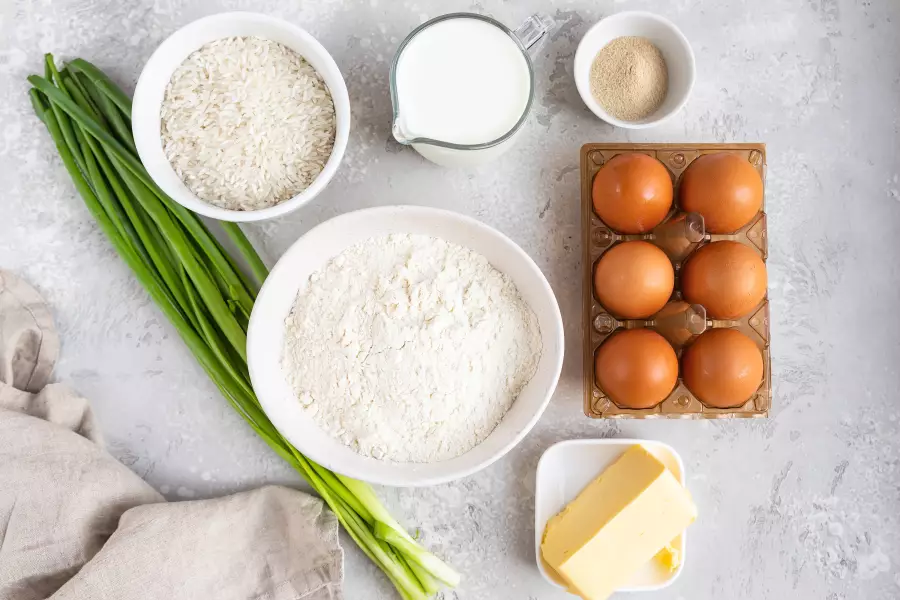 Ингредиенты для рецепта пирожки с рисом, луком и яйцом