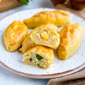 Пирожки с рисом, луком и яйцом