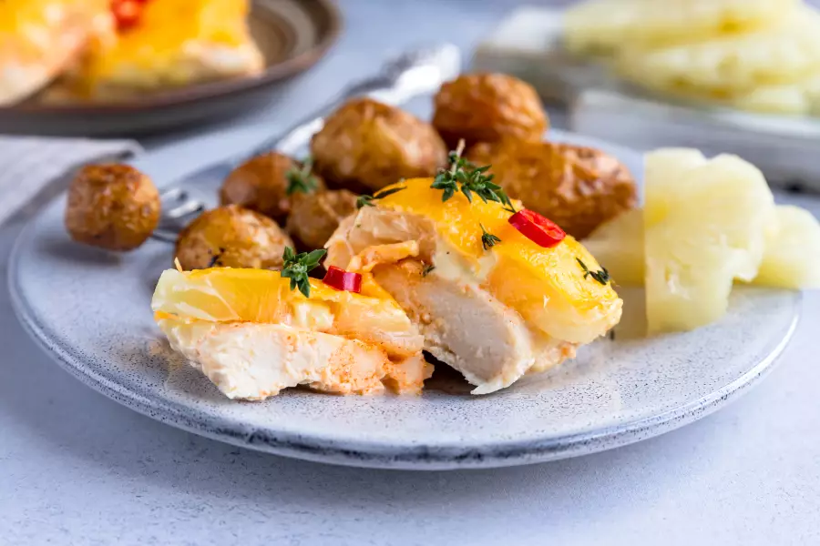 Готовое блюдо куриная грудка с ананасами