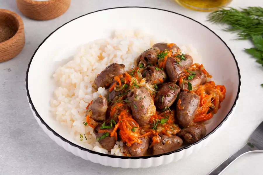 Куриные сердечки с луком