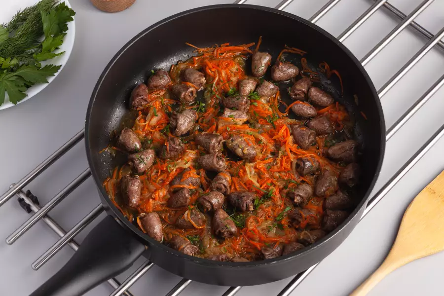 Готовое блюдо куриные сердечки с луком