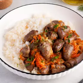Куриные сердечки с луком