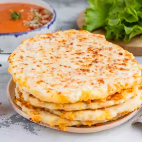 Сырные лепёшки на сковороде