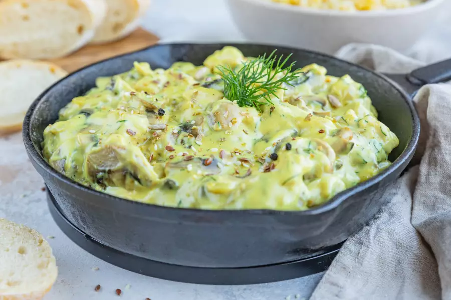 Готовое блюдо курица с грибами в сливочном соусе