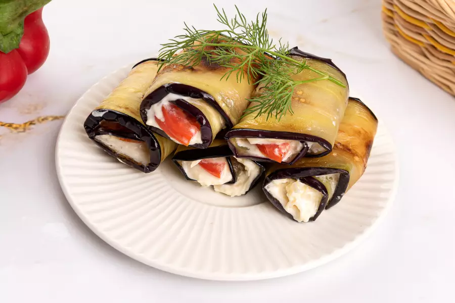Готовое блюдо жареные баклажаны с сыром