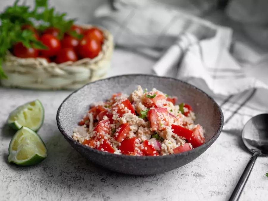Готовое блюдо кускус с курицей и помидорами