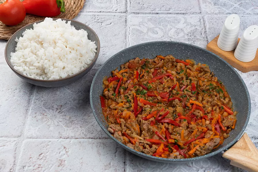 Готовое блюдо рис с подливкой из фарша