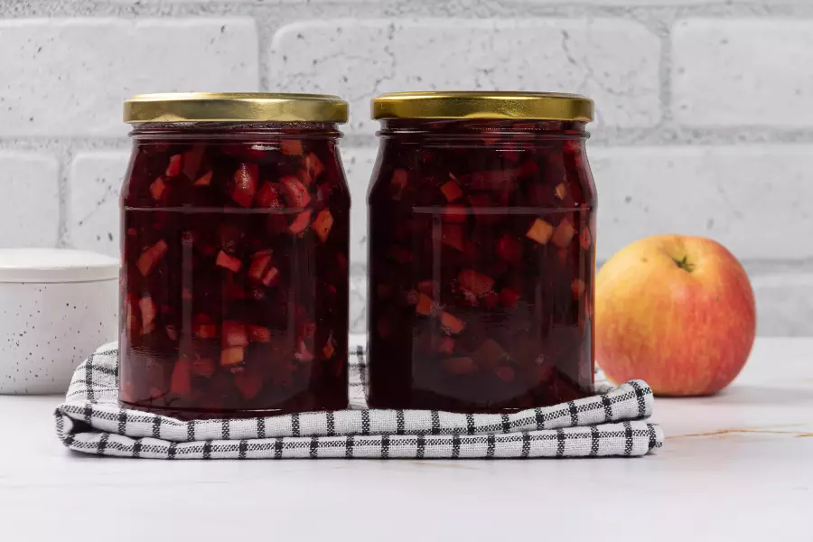Готовое блюдо варенье из брусники с яблоками
