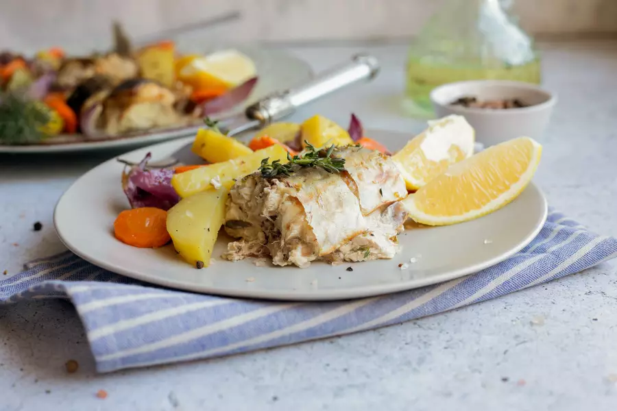 Готовое блюдо скумбрия с овощами