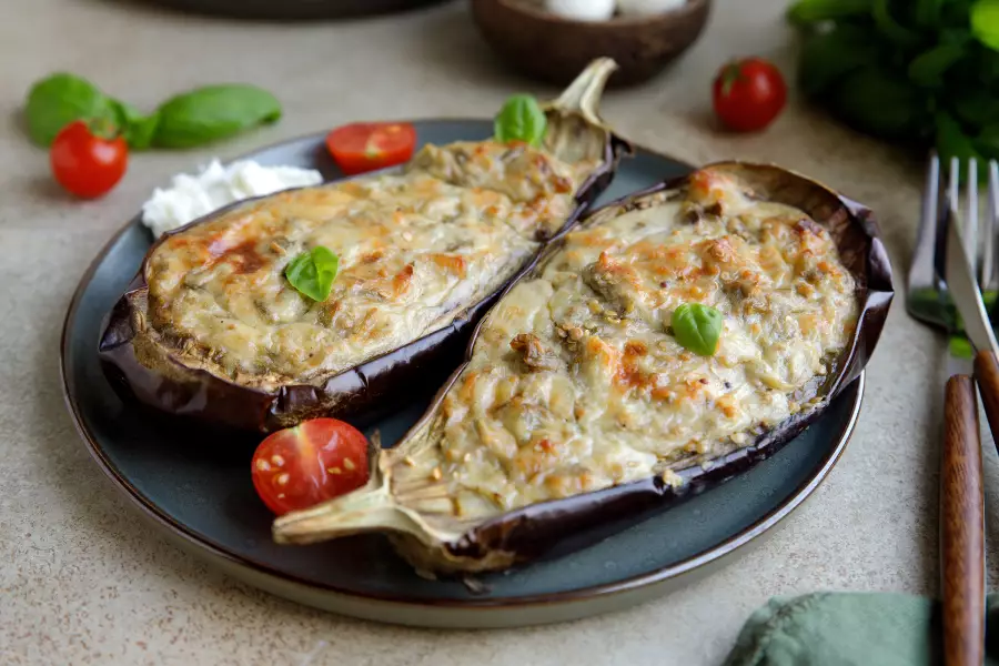 Готовое блюдо баклажаны с сыром и чесноком в духовке
