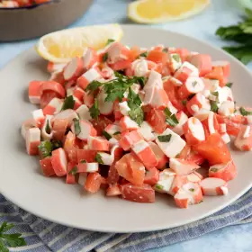 Салат с крабовыми палочками, помидорами и сыром
