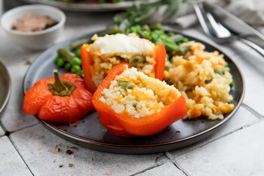 Готовое блюдо перцы с рисом и овощами