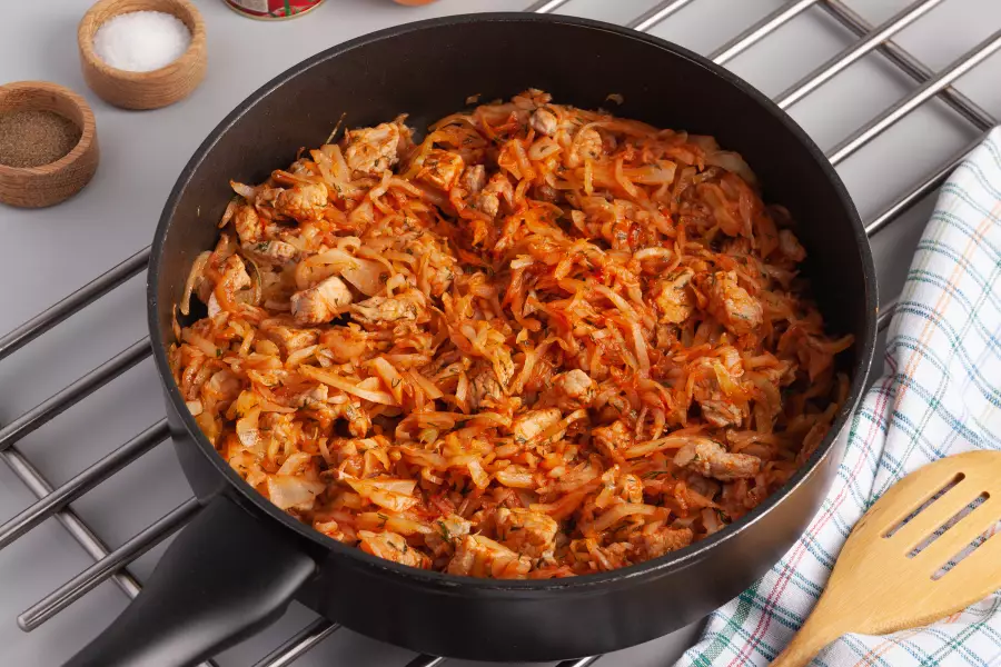 Готовое блюдо тушёная капуста с мясом