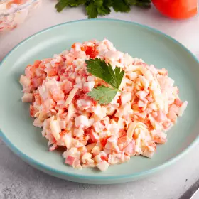 Крабовый салат с помидорами
