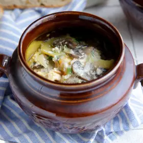 Картошка с грибами в горшочках