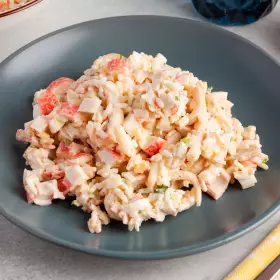 Салат с кальмарами и крабовыми палочками