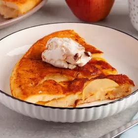 Шарлотка с яблоками на сковороде