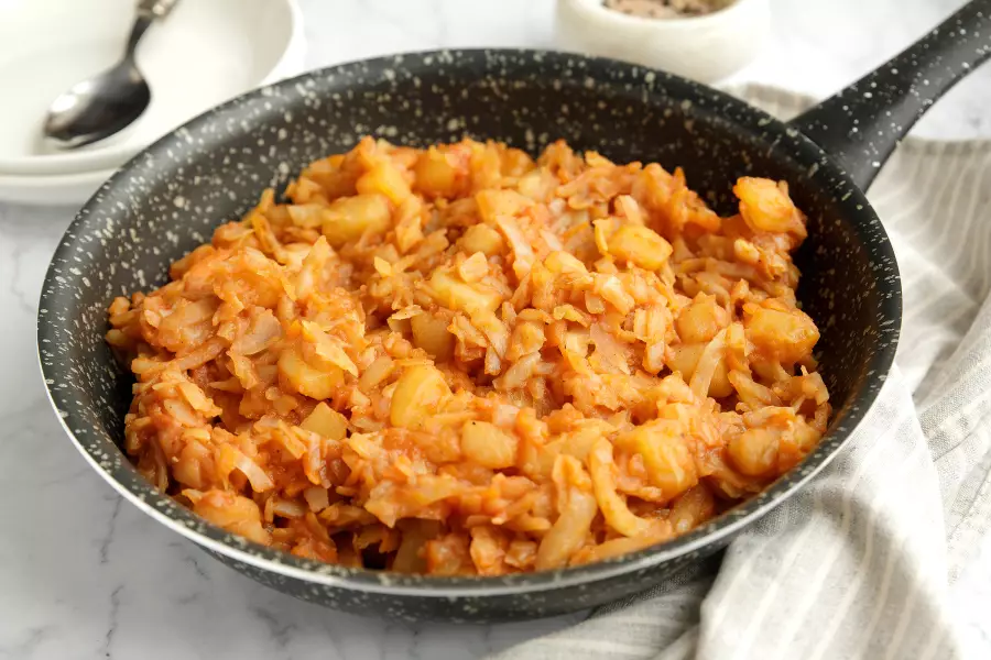 Готовое блюдо тушёная капуста с картошкой