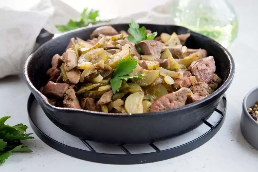 Готовое блюдо куриная печень с огурцами