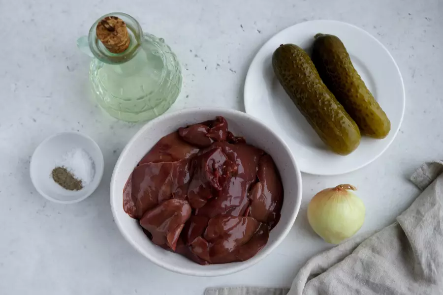 Ингредиенты для рецепта куриная печень с огурцами