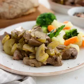 Куриная печень с огурцами