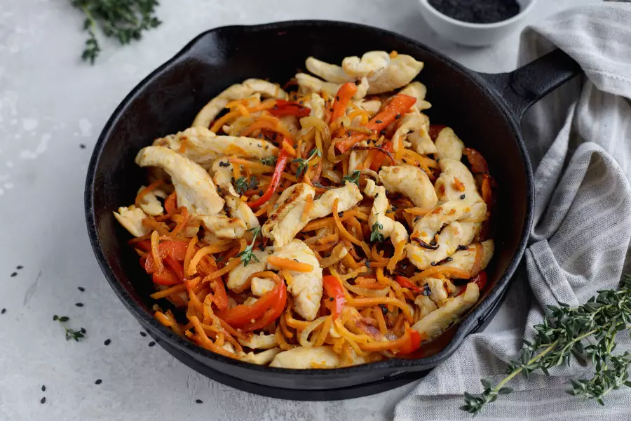 Готовое блюдо курица с морковью по-корейски