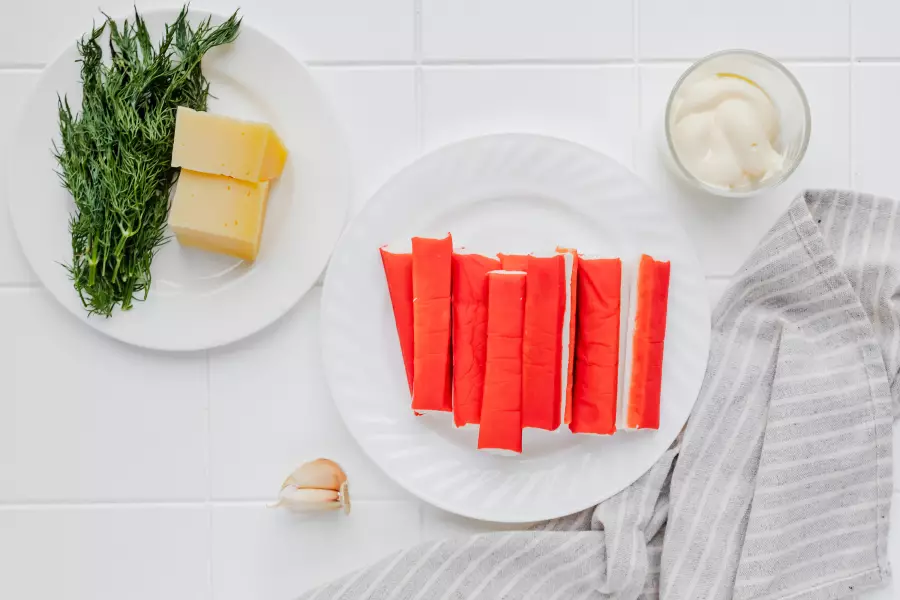 Ингредиенты для рецепта крабовые палочки с сыром и чесноком
