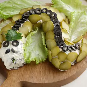 Салат с говядиной и огурцами