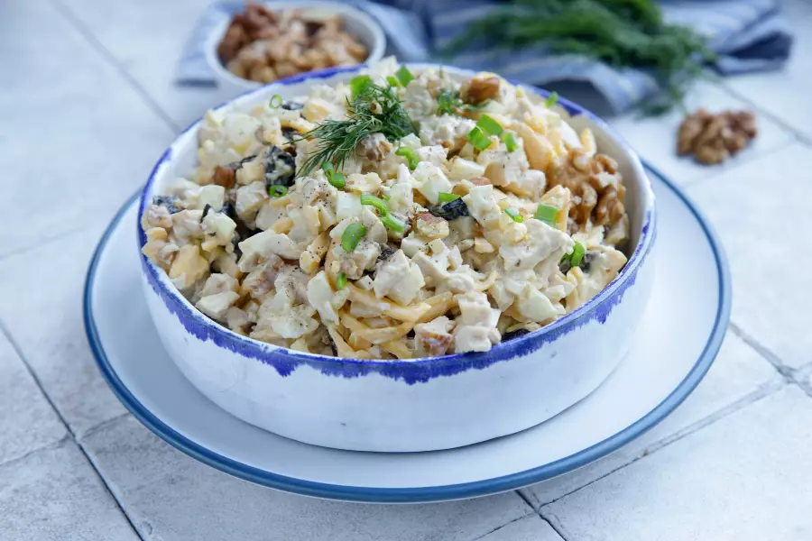 Готовое блюдо салат с курицей, черносливом и орехами
