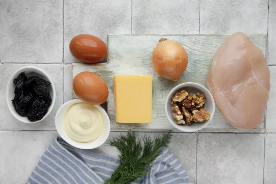 Ингредиенты для рецепта салат с курицей, черносливом и орехами