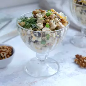 Салат с курицей, черносливом и орехами